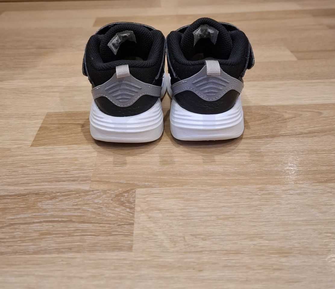 Кросівки Nike Jordan хайтопи Nike хайтопи Adidas кросівки Reima, р.25
