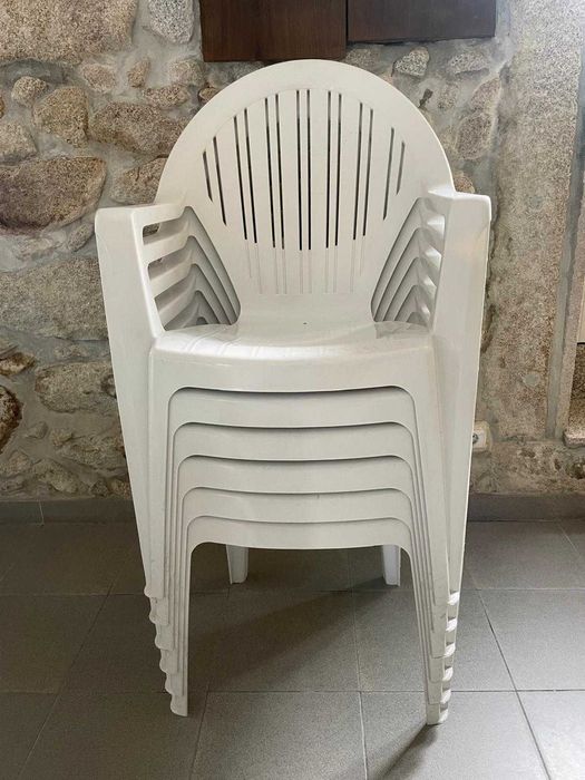 Conjunto de mesa e 6 cadeiras em plástico branco – ideal para exterior