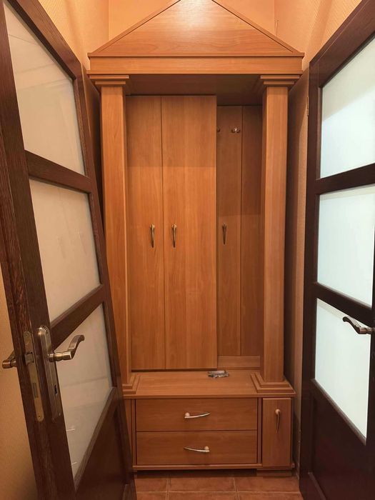 Szafa do przedpokoju, korytarza, garderoby – elegancka, solidna