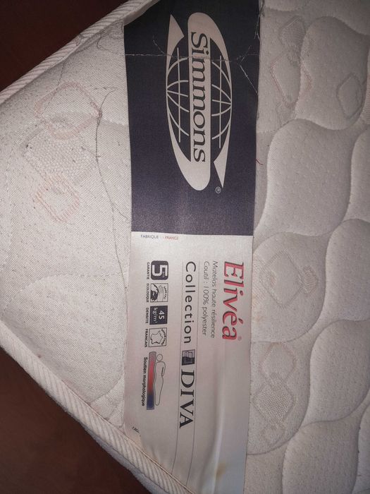 Sofá  cama com espaço para  arrumação