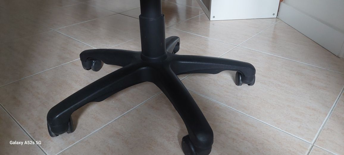 Cadeira com rodas e apoio de braços para escritório