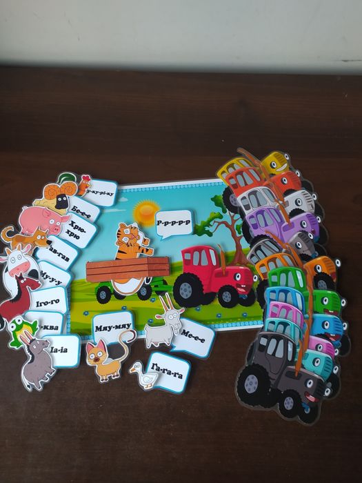 Синій трактор на липучках.