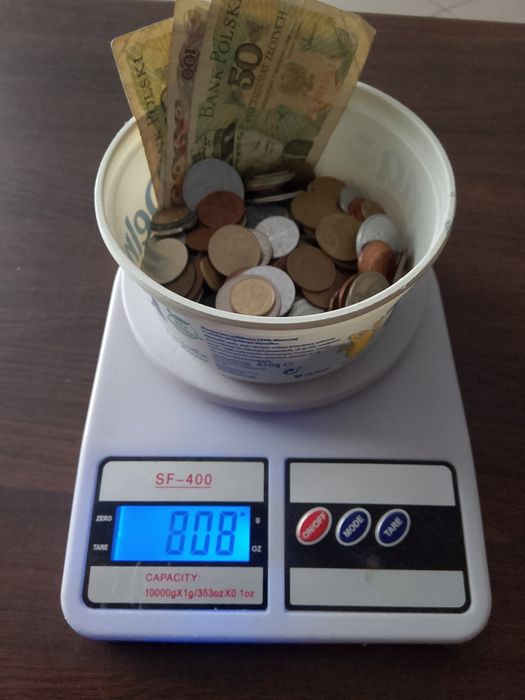 Monety i banknoty ponad 800 gram