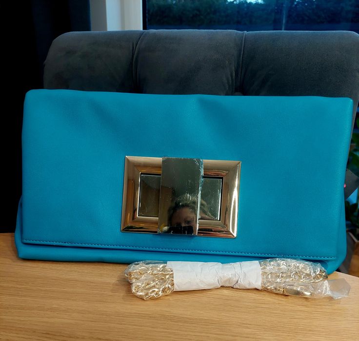 Duża kopertówka w pięknym turkusowym kolorze ze złotymi dodatkami