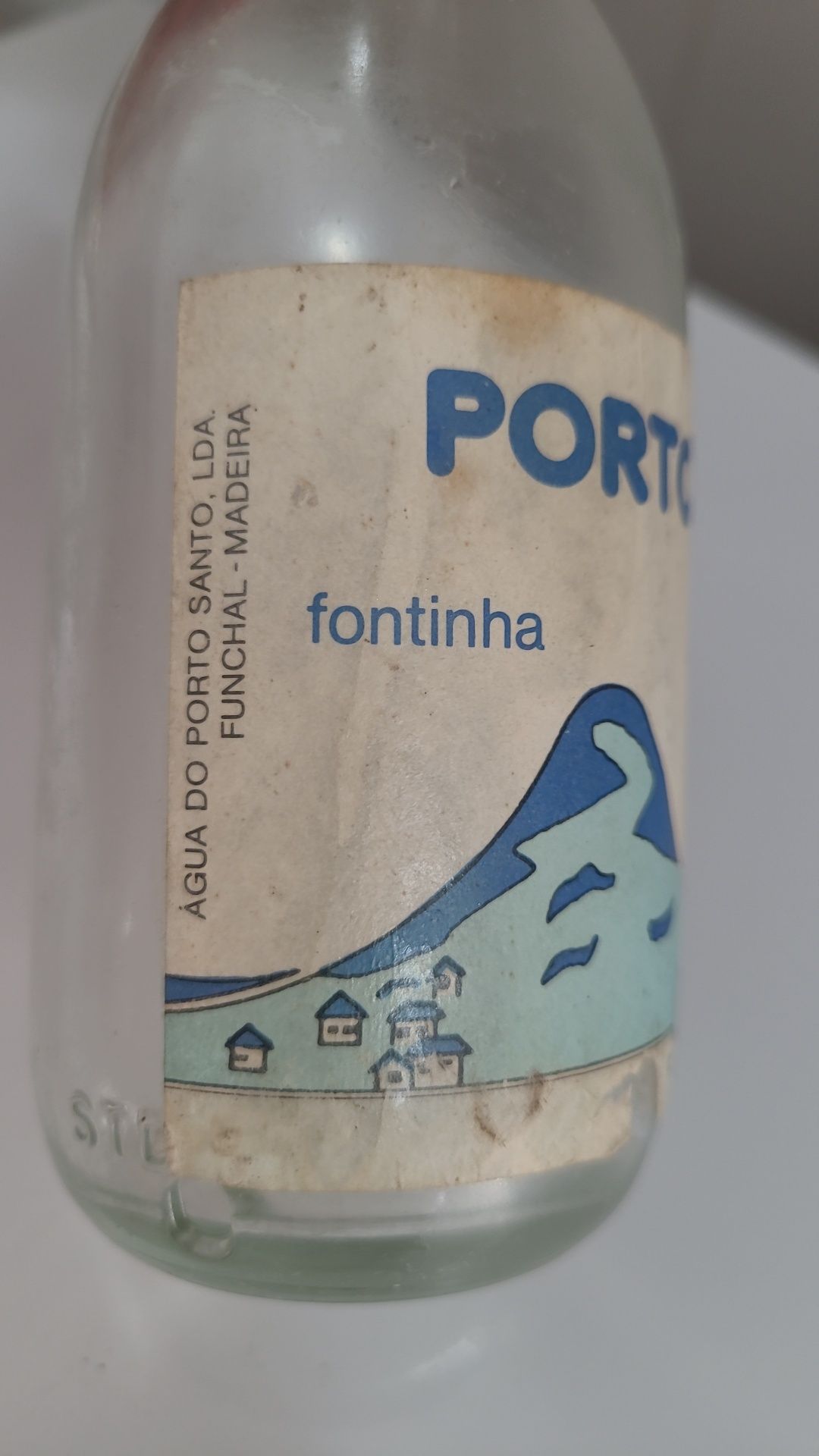 Antiga garrafa de Água Mineral do Porto Santo com rótulo papel 250cm3