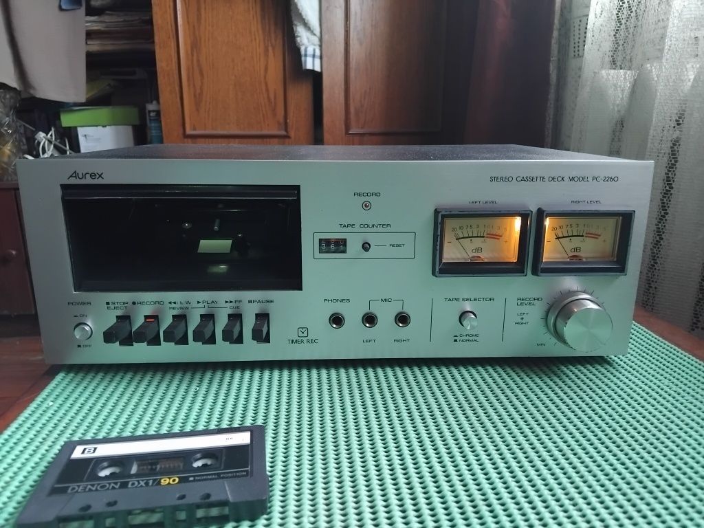 Винтажная касетная дека Aurex Toshiba PC2260.