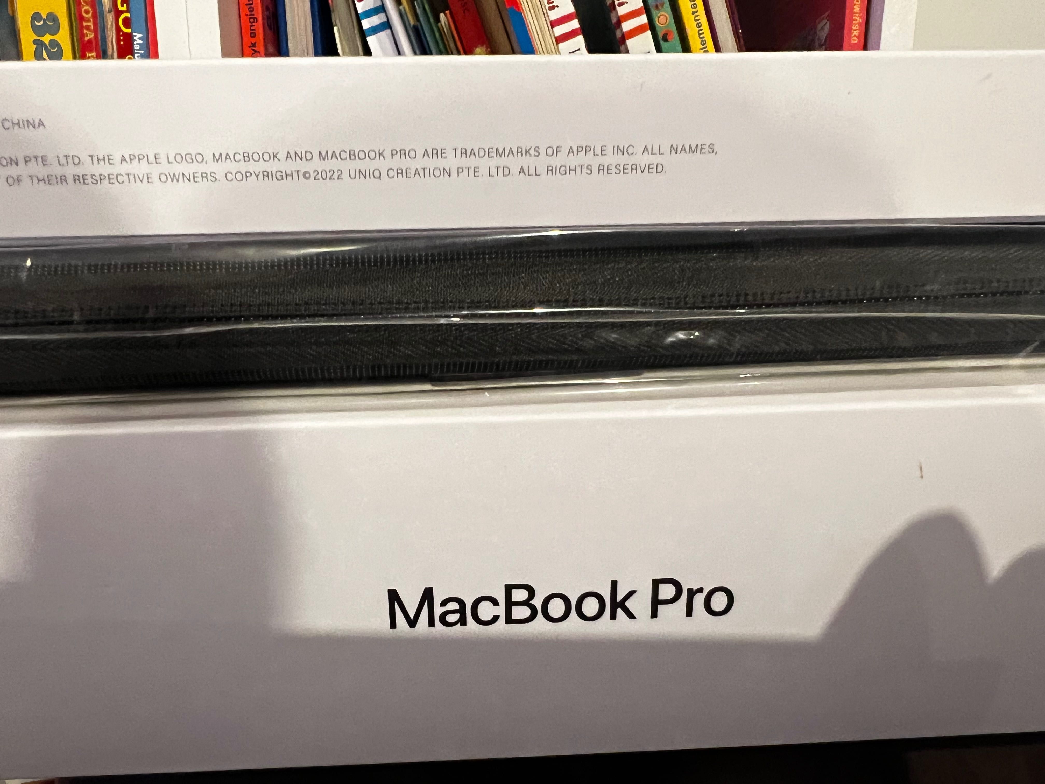 MacBook Pro 16” MK 183ZE/2 z akcesoriami