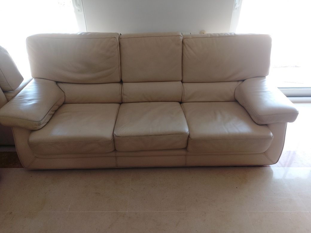 Sofá de sala em pele