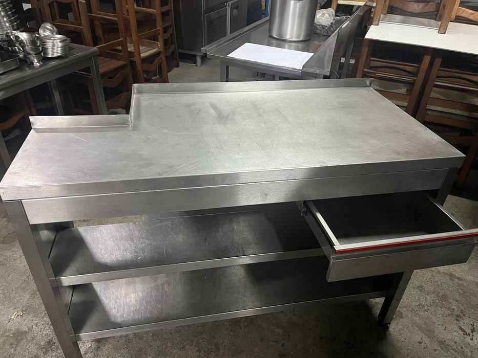 Escaparate bancada em aço inox com gavte e prateleiras