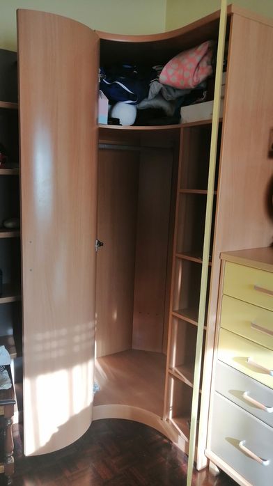 Roupeiro de canto para quarto de criança em madeira de pinho
