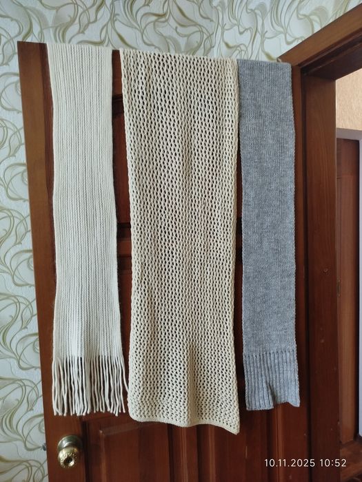 Шарфы, манишки, шапка.