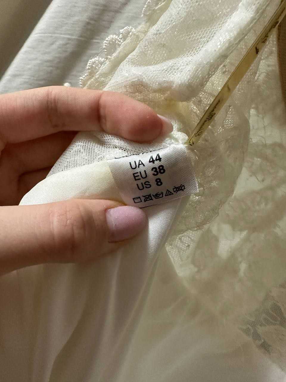 Пишна весільна сукня білого кольору