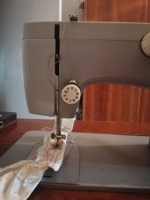 Швейная машинка чайка 142м