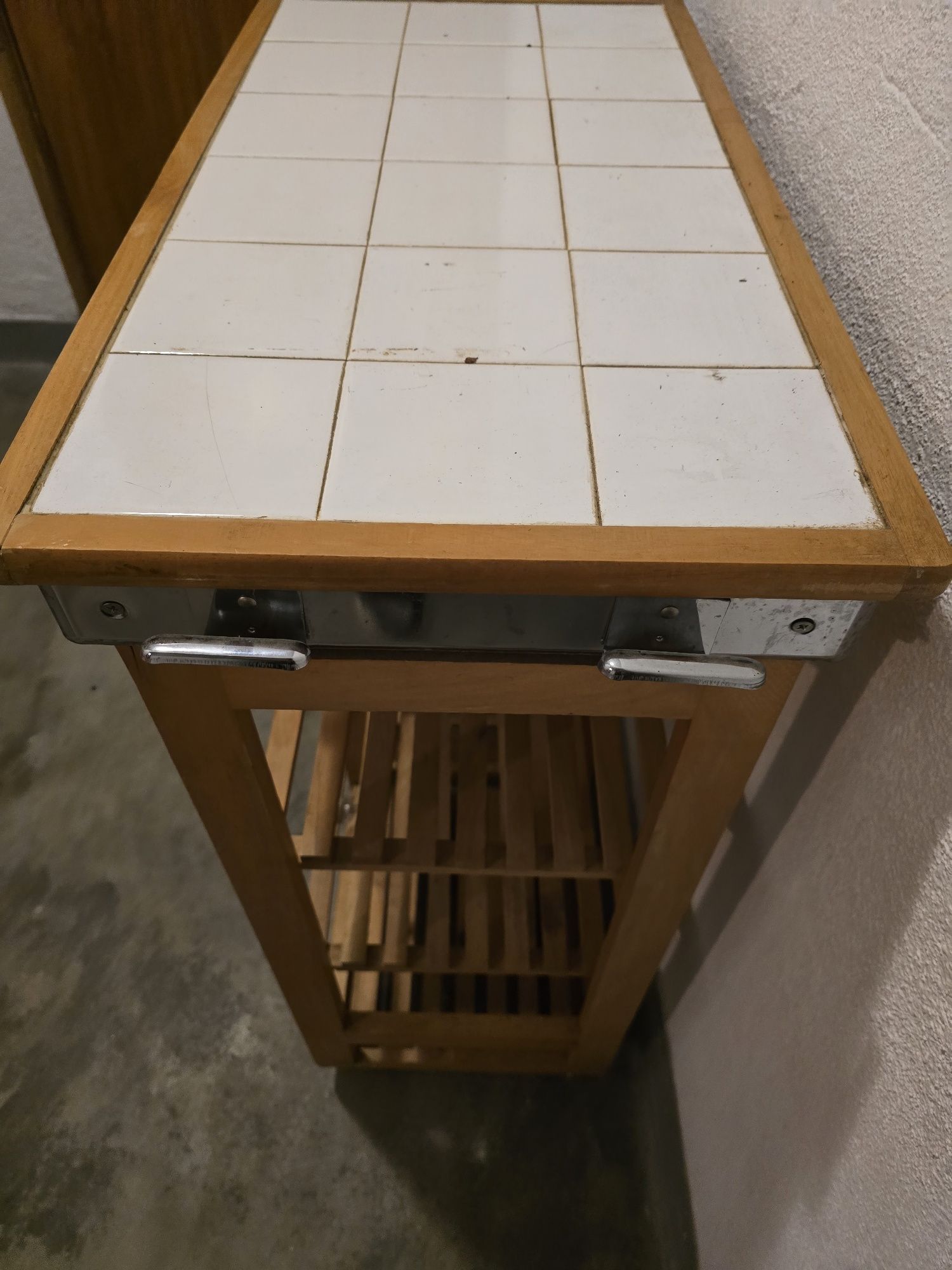 Mesa de cozinha / apoio churrasqueira com garrafeira