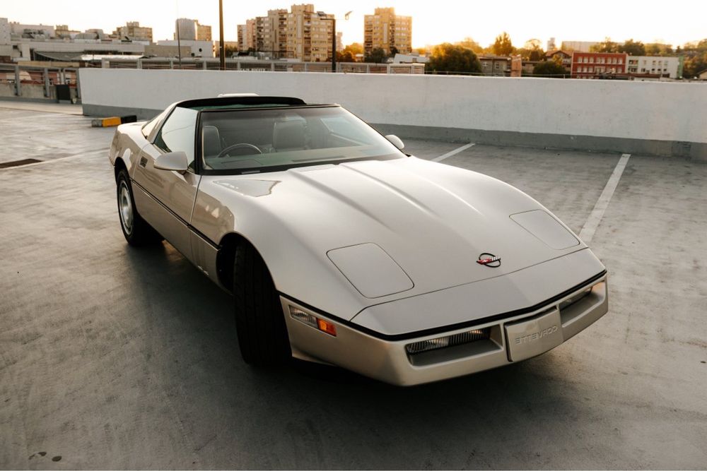 Szampańska Corvette C4 - wynajem samochodu, auto na ślub, wesele