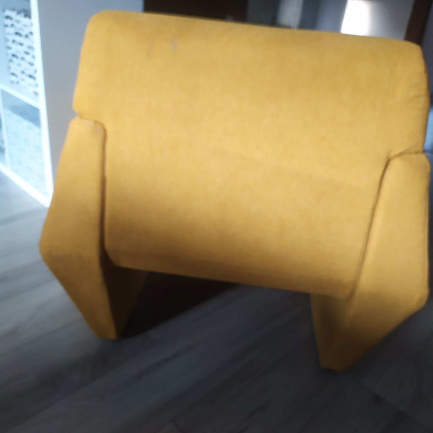 Fotel kolor musztardowy
