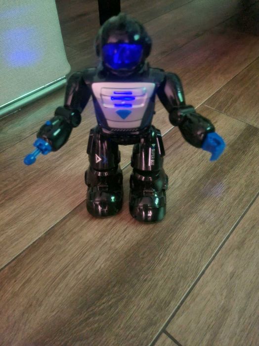 Robot interaktywny, zdalnie sterowany, chodzi strzela na pilota