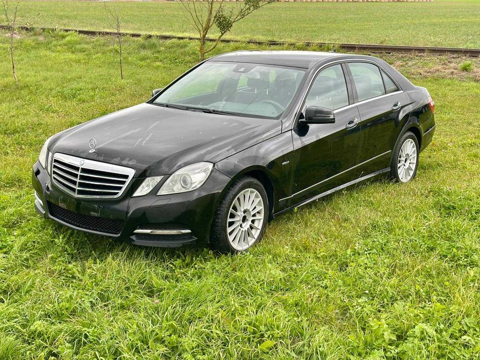 Mercedes E200CDI W212 Sedan 2010 r kolor 040 uszkodzony silnik OM651