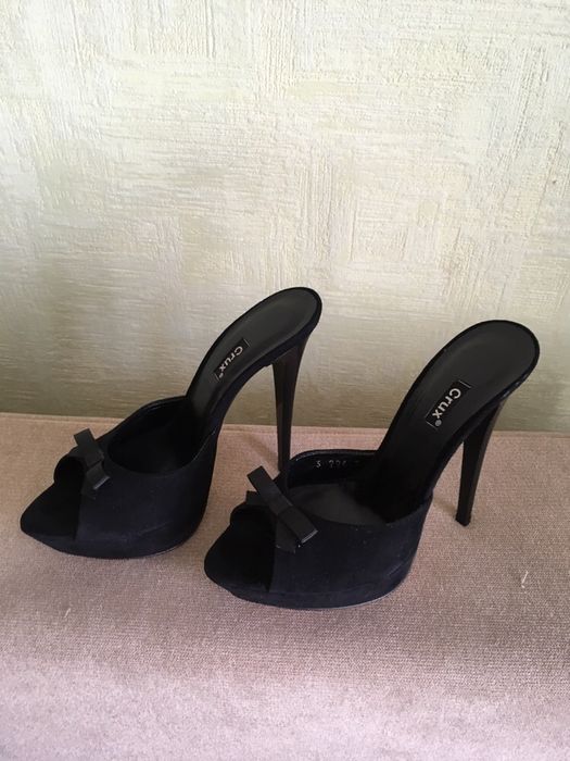 Замшевые босоножки Crux