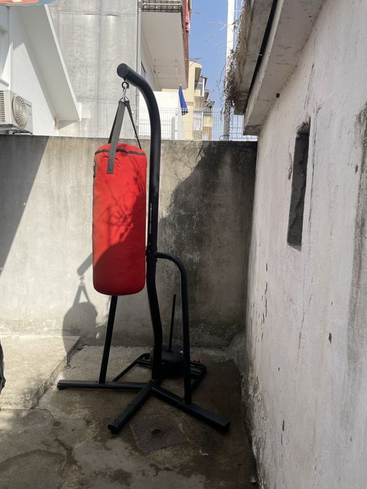 Saco de boxe com tripé