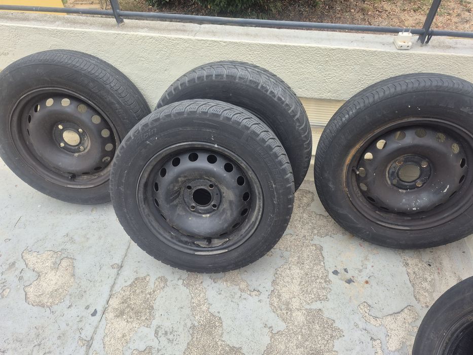 4 rodas de ferro com peneus