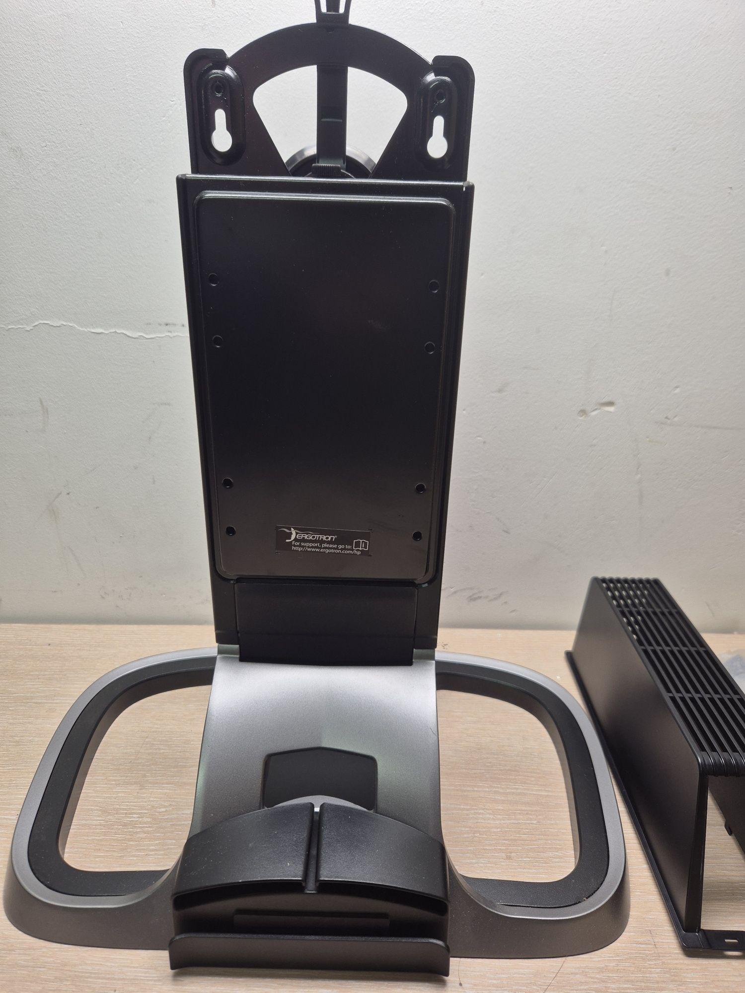 Stojak HP Integrated Work Center do monitora i komputera biurkowego