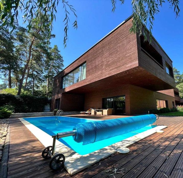 Подобова оренда хай тек будинку в Києві з басейном та великою залою.