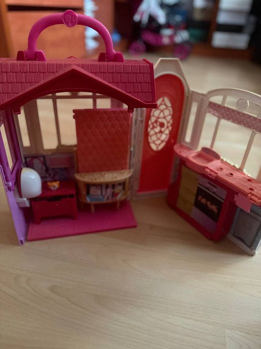 Будиночок із меблями Барбі