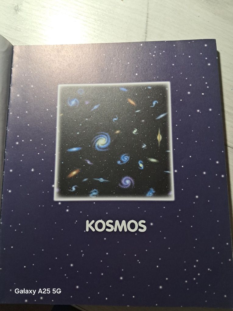 Książka ,,Kosmos" z serii ,,Świat w obrazkach"