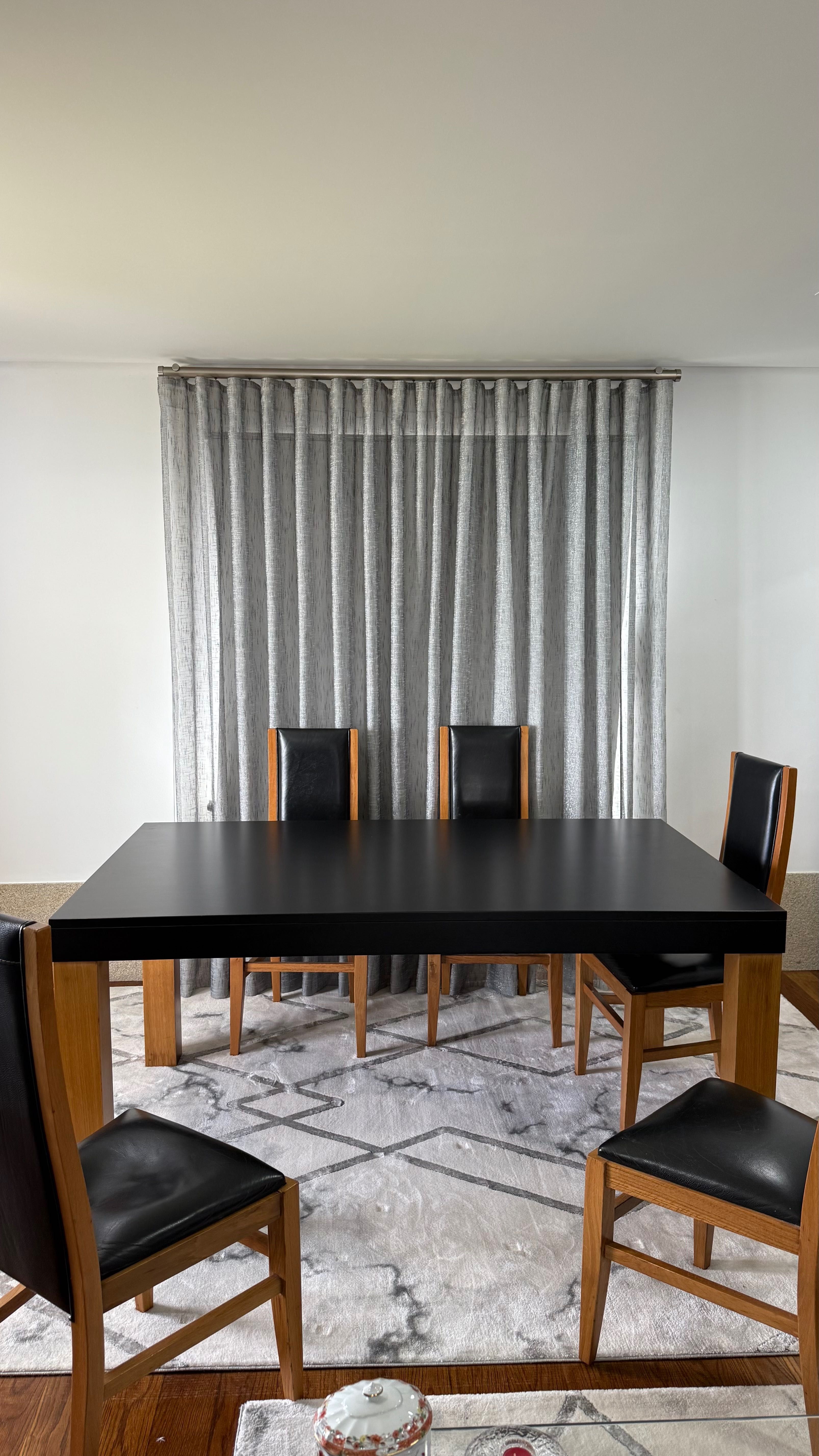 Mesa de jantar em Carvalho