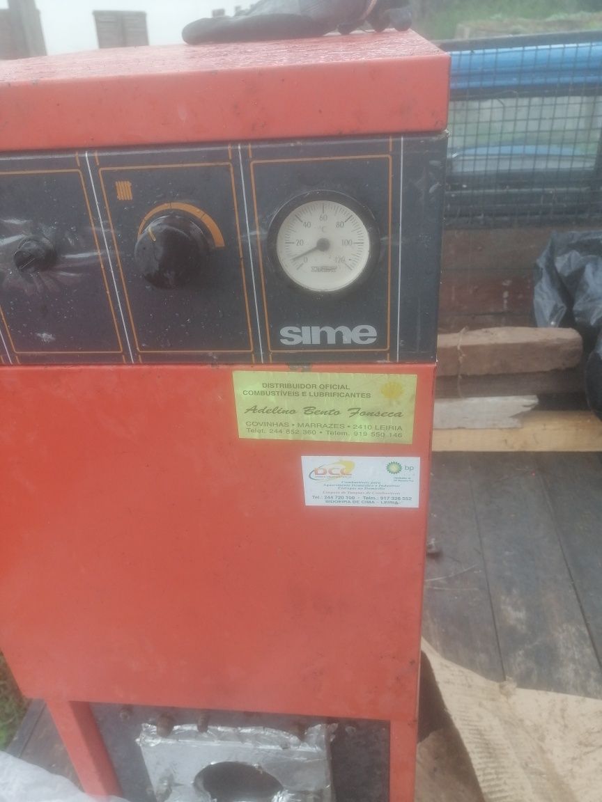 Estrutura de caldeiras  varias maquinas de aquecimento a gasóleo com o
