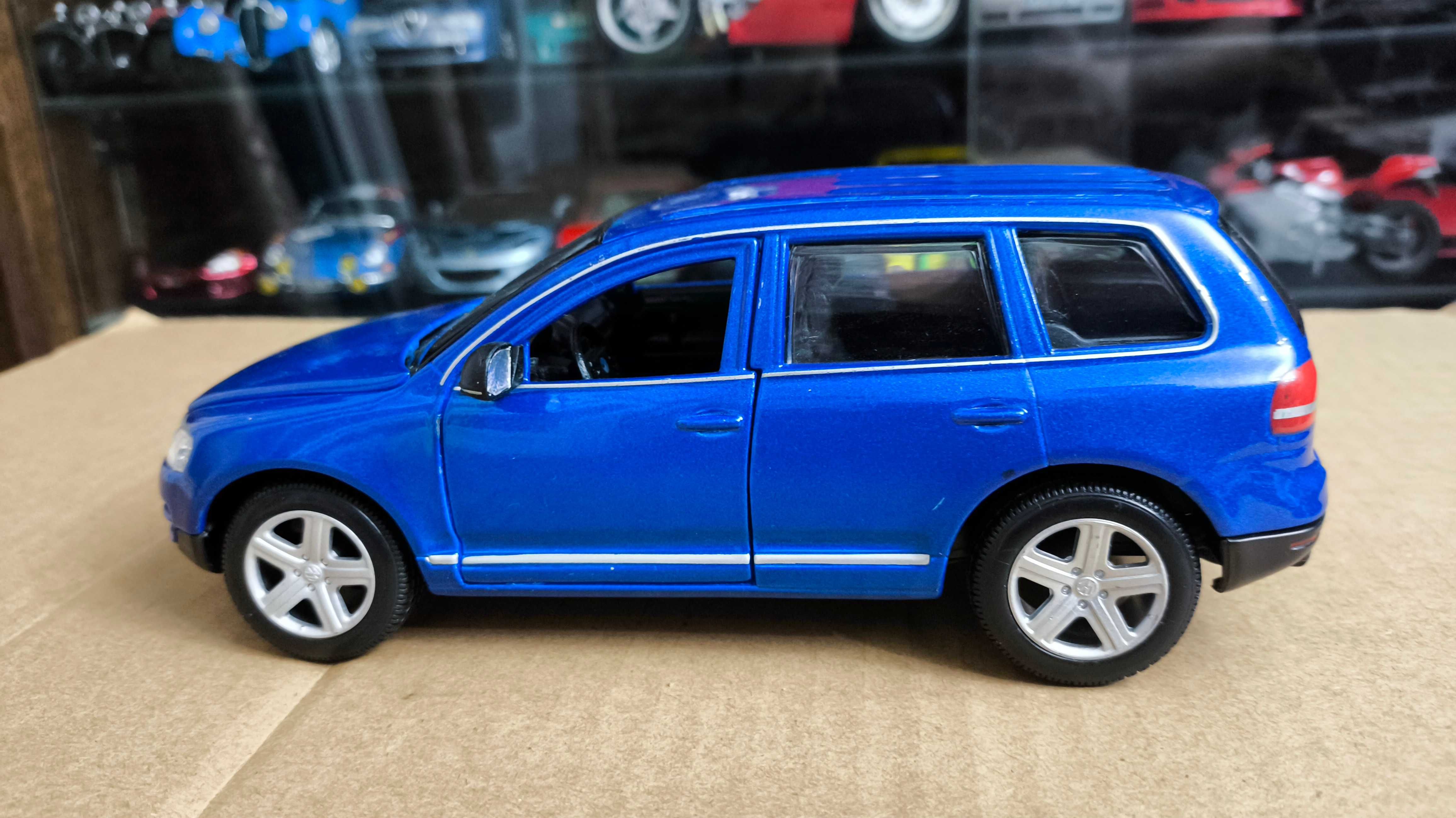 Машинка, модель 1/24 Volkswagen Touareg Bburago