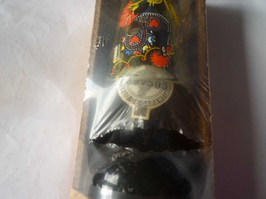 Lembrança de Portugal com caixa de cortiça e copo do galo