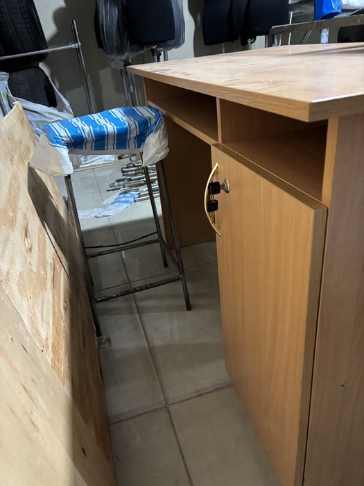 Стол офисный , стелажи .