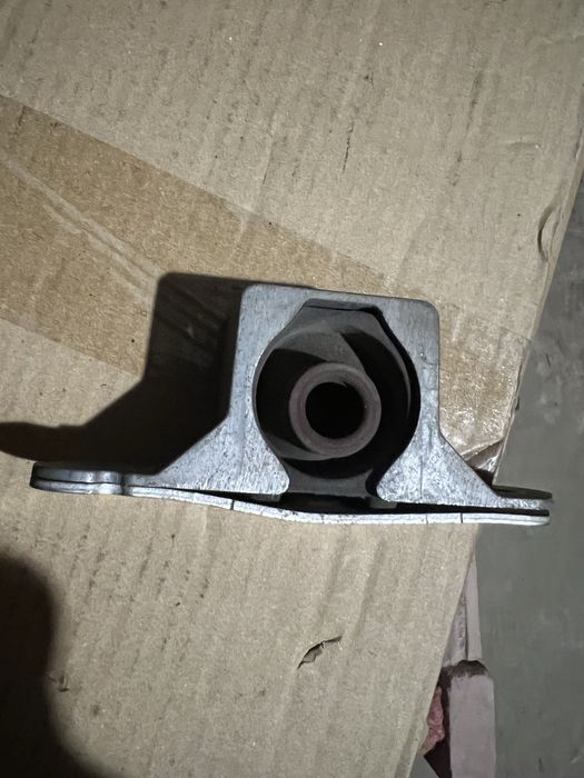 BMW 18307633092 BMW F20 F22 F30 F32 F36 подушка крепление глушителя