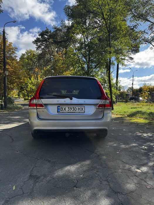 Автомобіль сірий Volvo V70