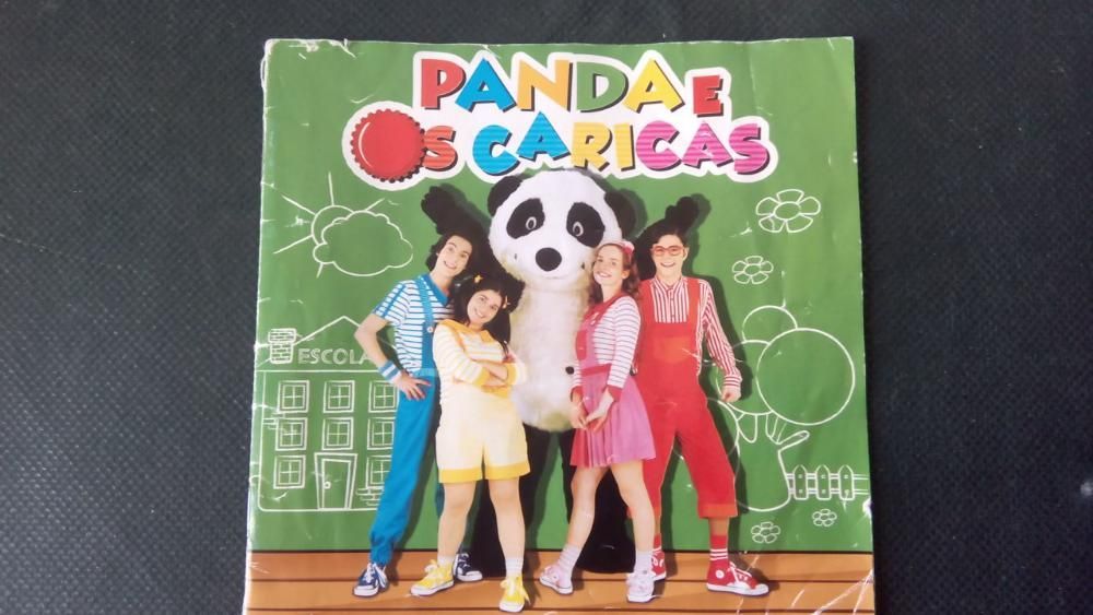 Folheto com as letras das 16 musicas do Panda e os Caricas