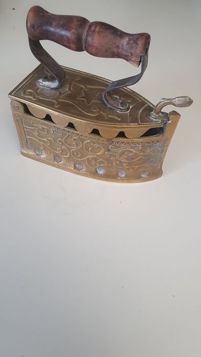 Stare mosiężne żelazko na węgiel 1,4kg.