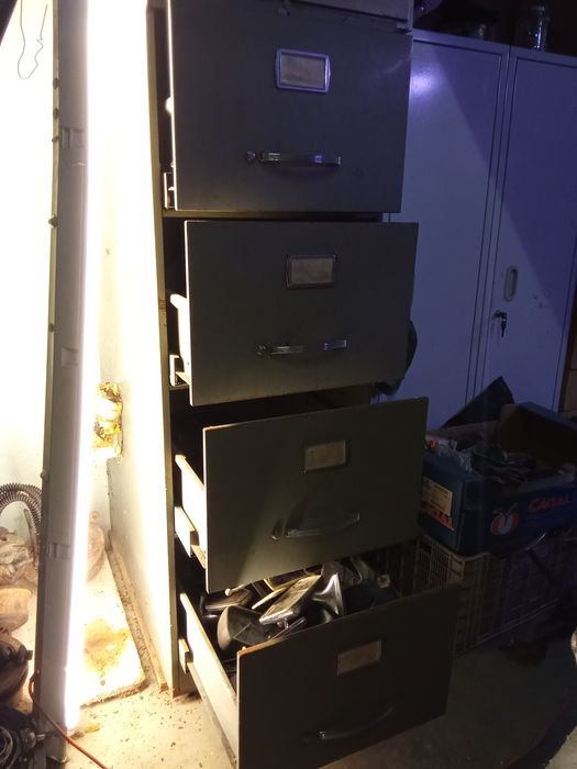 Vendo arquivador para arrumar  peças