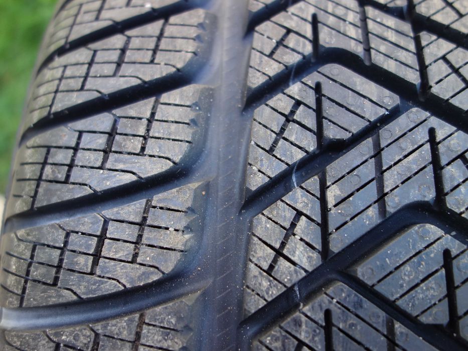 Opona PIRELLI SCORPION WINTER 235/55/18 1 Sztuka Nowa
