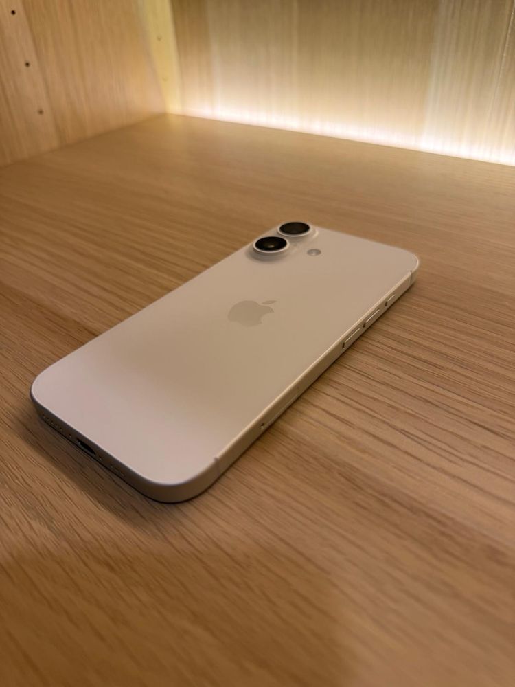 Iphone 16 128GB branco - Novo com garantia + 4 capas