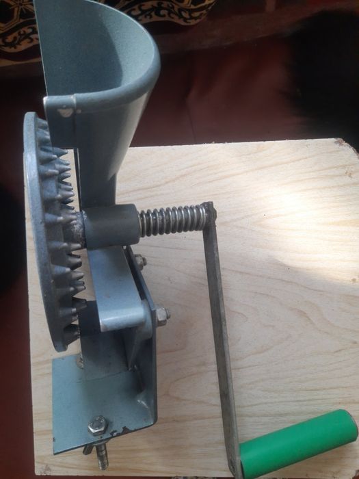 Кукурудзолущилка  ручна