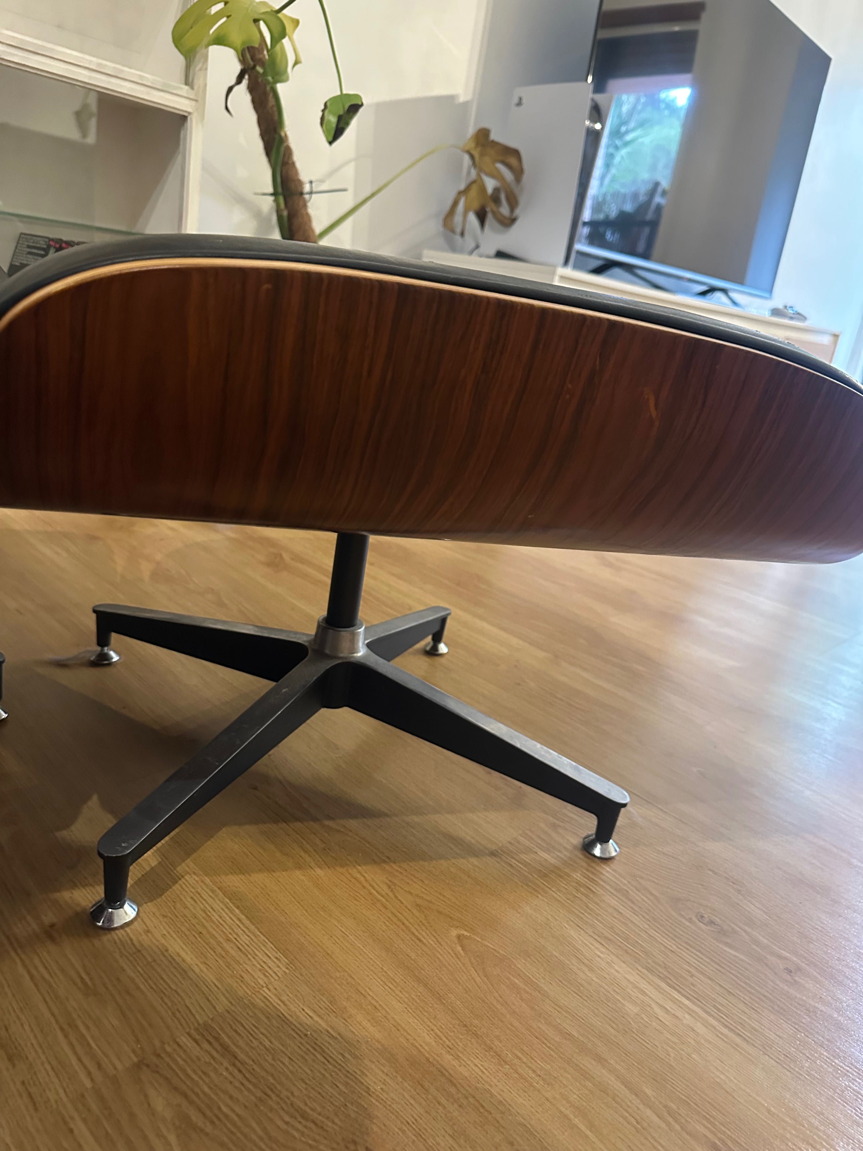 Cadeirão Eames Lounge