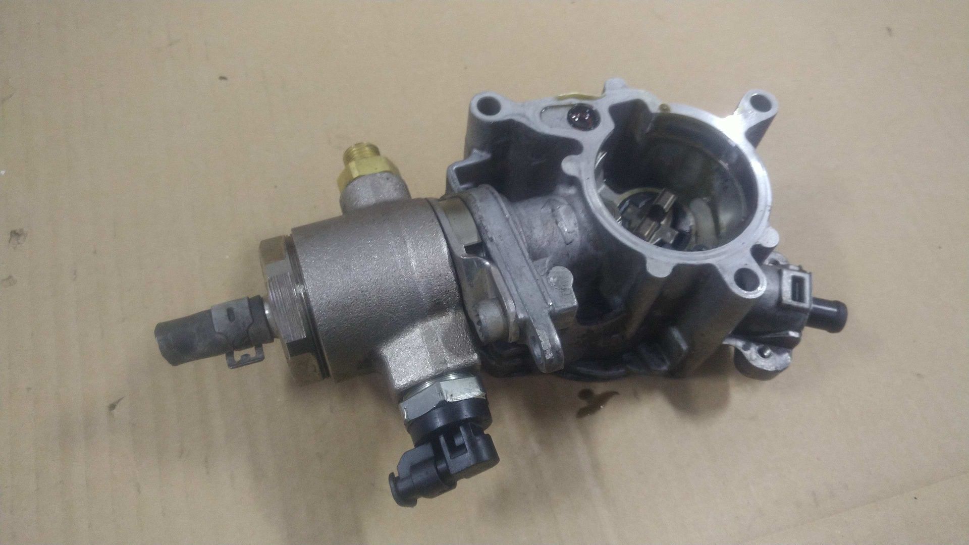 / Passat B6 CC B7 pompa paliwa vacum pompa 2.0 Tfsi 211