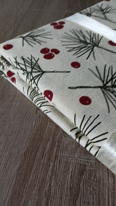 Obrus   beżowy świąteczny 138x200 cm Smukke