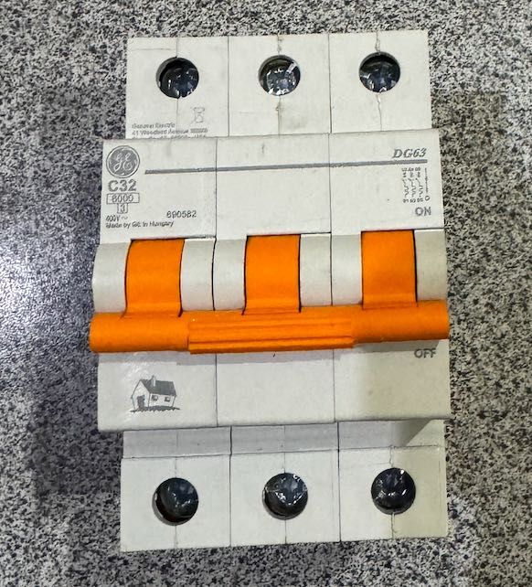 Автоматический выключатель 32А, EZ9, 3Р,