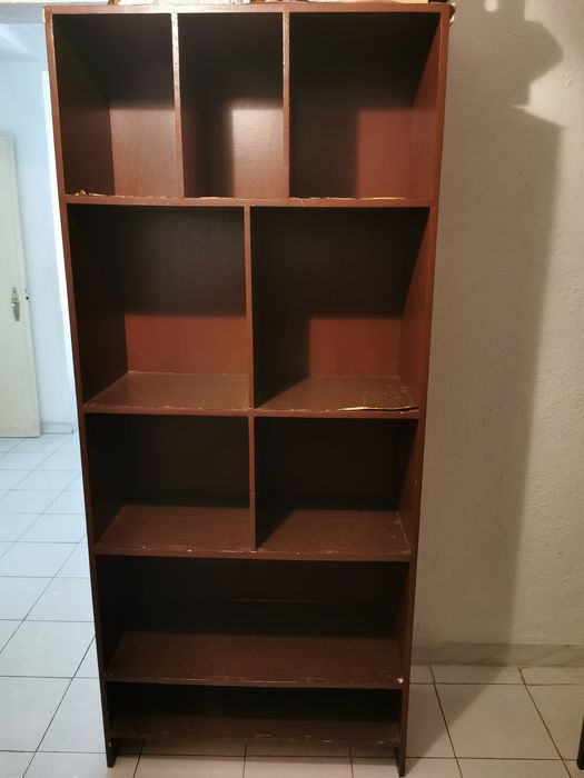 Móvel com prateleiras