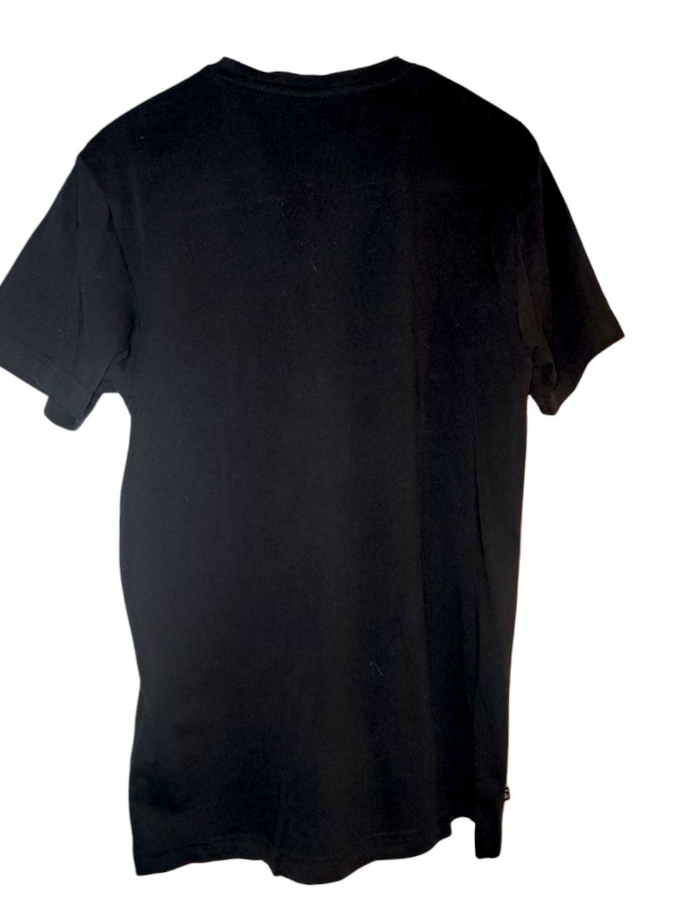 Ti-shirt  Croop  disign.  S.  Czarny z dużym jasnym obrazem.