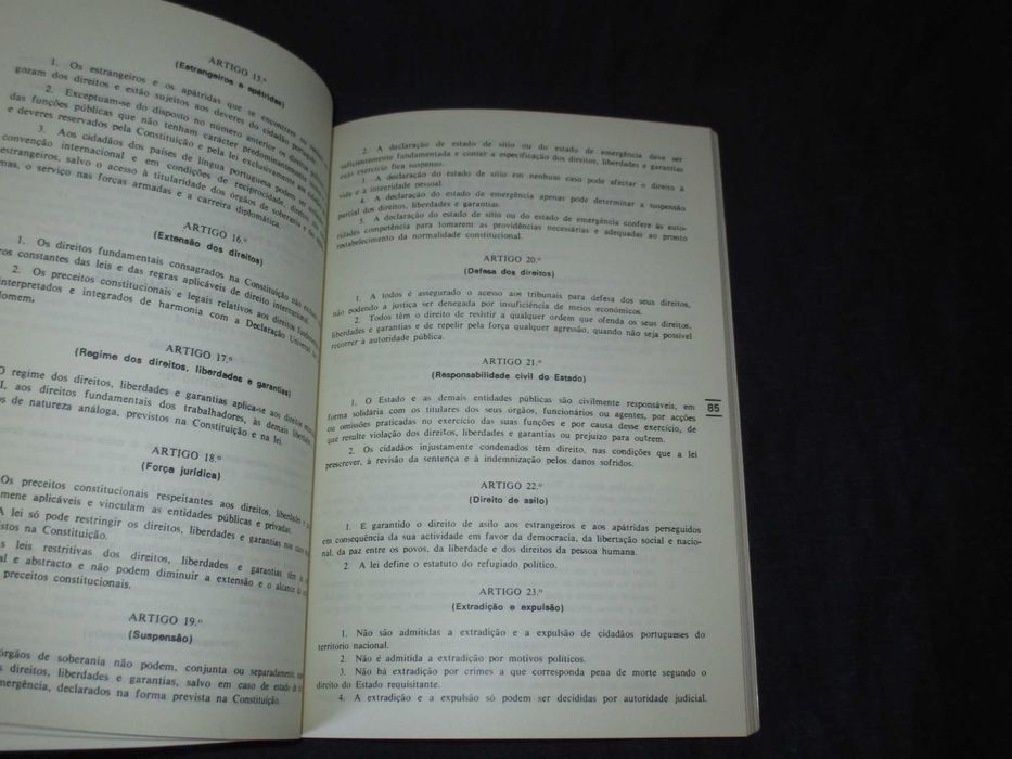 Livro Introdução à Política As Constituições Portuguesas e Pactos MFA