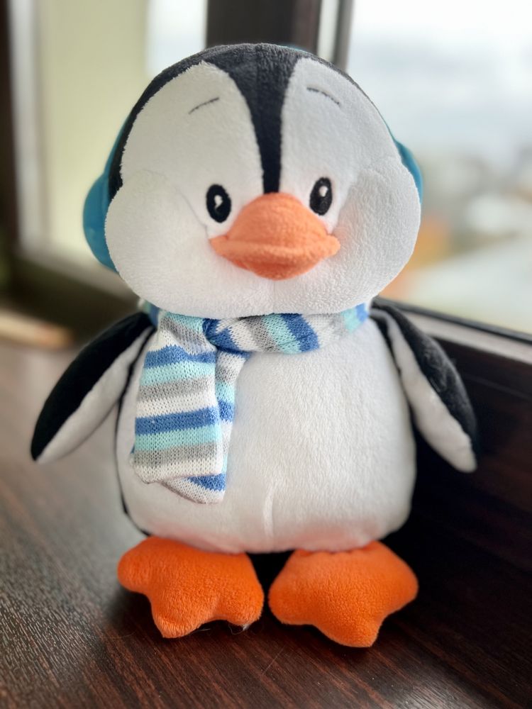 Пингвин 26 см зимний в наушниках и шарфе